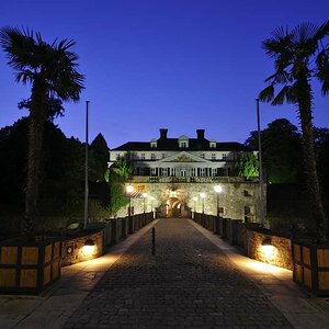Schloss Bad Pyrmont in den Abendstunden. Blick über die Brücke zum Schloss hin.