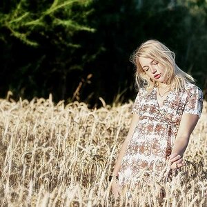 Nina im Kornfeld