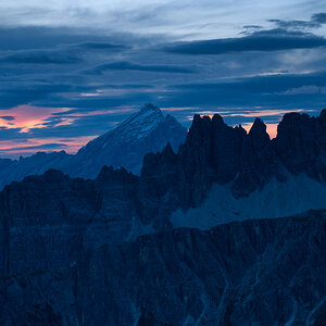 Croda da Lago und dahinter der Antelau bei Sonnenaufgang ohne Sonne