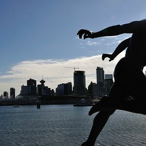 Läuferstatue vor der Skyline Vancouver