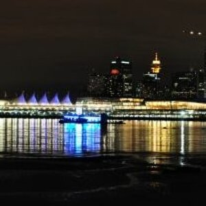 Skyline Vancouver bei Nacht (Panoramaaufnahme)