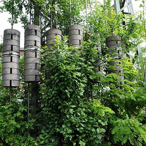 Oberleitungsmasten mit Spanngewichten