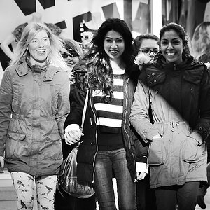 3 lächelnde girls