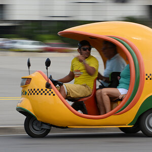 "Eiertaxi" am Platz der Revolution
CocoTaxi - kubanische Motorrikscha mit 75ccm Zweitaktmotor
6089a