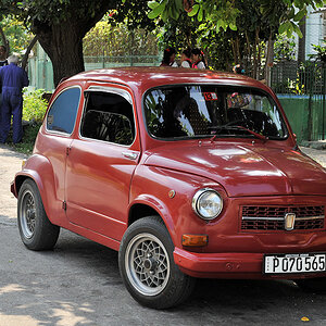 (vorn) Fiat 600 (getunt mit Grill -bei Heckmotor-, größeren und breiteren Reifen, Kotflügelverbreiterungen usw.) 
Die Anschrift am Heck ist aber Fiat 