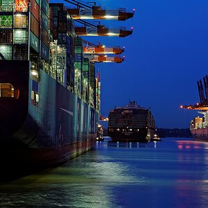 Eurogate und Burchardkai abends,CMA CGM Jules Verne,Nevada 023 DxO  v
