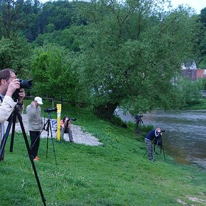 Fotografen am Fluss verkleinert