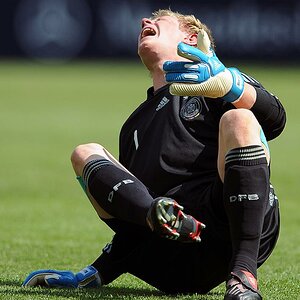 U17 Fußball EM Endspiel 2009
Deutschland-Niederlande
Torhüter Marc-André ter Stegen (D) gefoult