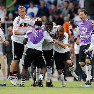 U17 Fußball EM Endspiel 2009
Deutschland-Niederlande
Unbändige Freude nach dem Abpfiff beim deutschen Team