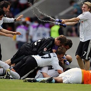 U17 Fußball EM Endspiel 2009
Deutschland-Niederlande
Unbändige Freude nach dem Abpfiff beim deutschen Team