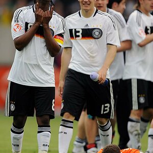 U17 Fußball EM 2009
Endspiel Deutschland-Niederlande
Deutschlands Kapitän Reinhold Yabo im "Siebten Himmel" Hollands Luc Castaignos am Boden zerschmet