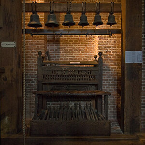 Das alte Glockenspiel der Westerkerk in Amsterdam. Aufgenommen mit dem 18-200VR bei 18mm; entzerrt mit PTLens.