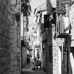 Gasse mit Männern DSC4896 s w.
