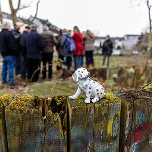 Porzellanhund vor Menschenansammlung