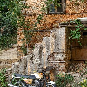 Jawa vor türkischem Steinhaus