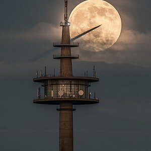 Sendeturm Göschberg und Mond