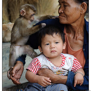 Grossmutter mit Enkelkind und Affe auf Don Det (Si Phan Don), Laos