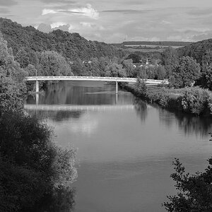 Sauer mit Fußgangerbrücke
