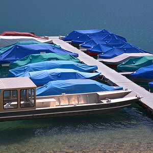 Boote auf einem See im Klöntal, Schweiz