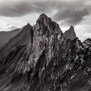Scan vom Kodak Tri-X Negativ. Entwickelt in Rodinal.

Bild zeigt den Alpstein in der Ostschweiz