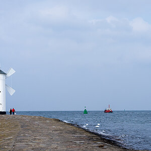 Mühlenbake mit Schiff