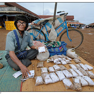 Teeverkäufer auf dem Pakxon Markt, Bolaven Plateau, Südlaos - Version 2