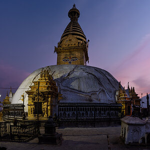 Swyambunath beleuchtet klein