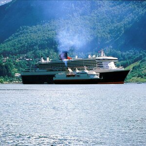 Queen Elizabeth, davor Kong Harald von Hurtigruten