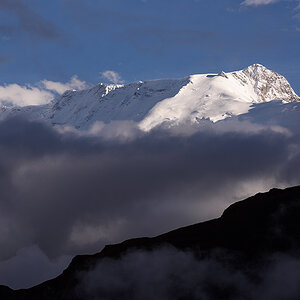 Annapurna 4 in Wolken klein