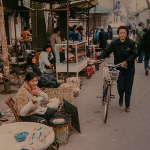 Straßenstände
Suzhou
China 1990
(mit einer Minox 35GT, abfotografiert vom Foto mit einer D300)