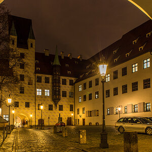 Alter Hof mit Burgtorbogen