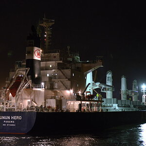 Der Bulk-Carrier BUNUN HERO in Bremen im Hüttenhafen.