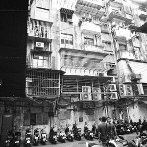Macau im November 2015. Typischer Hinterhof mit Rollerparkplatz. Nikon F3 mit 3.5/20mm ohne Filter. Ilford Delta 400.