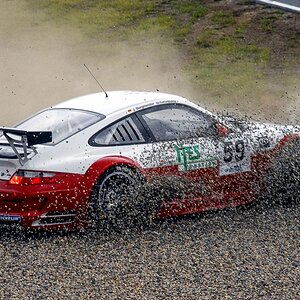 Porsche im Kiesbett