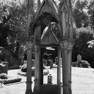 Friedhof Sankt Johann.
Erste s/w Aufnahmen mir der D40 und Standard-Objektiv