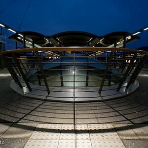 menschenleere Moderne

Lichtfluter auf dem Bahnsteig des Erfurter Hauptbahnhofes

Zeiss Distagon 18 mm f 16, 0,6s