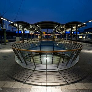 menschenleere Moderne

Lichtfluter auf dem Bahnsteig des Erfurter Hauptbahnhofes

Zeiss Distagon 18 mm f 16, 1s