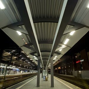 menschenleere Moderne

Bahnsteig des Erfurter Hauptbahnhofes

Zeiss Distagon 18 mm f 16, 4s