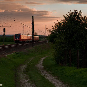 Abends entlang der Bahnstrecke

Zeiss Distagon 85 mm f4 1/1000s, ISO 800, Grauverlaufsfilter