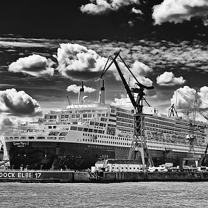 TS7 6732 DxO k v QM2 im Trockendock