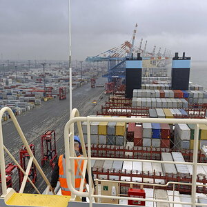 Blick vom Peildeck der MADISON MAERSK in Bremerhaven.