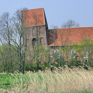 Der schiefste Turm der Welt

Suurhusen ist ein Ort nördlich von Emden in Ostfriesland und wurde früher auch Zuiderhusen (Süderhusen) genannt, wohl in 