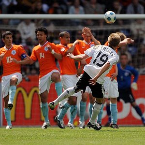 U17 Finale 2009
Florian Trinks zirkelt den Ball über die niederländische Mauer zum 2:1-Siegtreffer