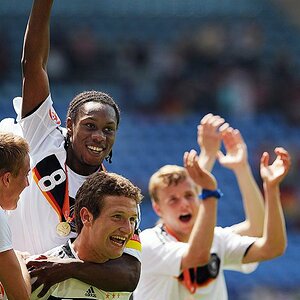 U17 Finale 2009
Kapitän Reinhold Yabo mit dem Cup auf den Schultern von Shkodran Mustafi