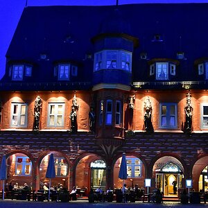 Hotel Kaiserworth in Goslar zur blauen Stunde.
Das Rathaus (weiter rechts neben den weißen Absperrungen) ist leider wegen Sanierung nicht sichtbar (Se