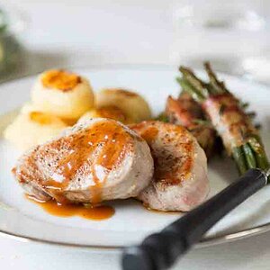 18 Schweinemedailions mit Bratkartfoffeln und Bohnen GabelDetail