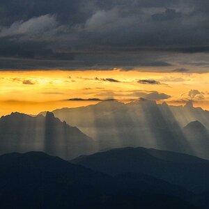 die Sonne bahnt sich ihren Weg über Gosaukamm und Dachstein