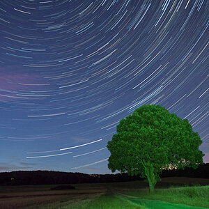Sternenbahnen
aufgenommen im August Richtung Norden, bei Halbmond im Rücken, Startrails aus 159 Aufnahmen