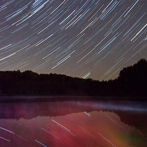 Sternschnuppe und Sternenbahnen überm Steinertsee bei Kassel 
aufgenommen im August in Richtung Osten, Startrails aus 126 Aufnahmen