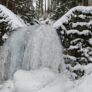 gefrorener Wasserfall/Bach